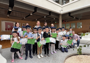 dzieci oraz wszystkie Panie pozują do zdjęcia