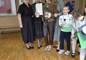 Panie dyrektor ZSP,Pani dyrektor PPS w Łuszczanowicach oraz nauczycielka angielskiego i dzieci pozują do wspólnego zdjęcia