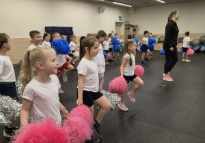 dzieci tańcza zumbe z pomponami