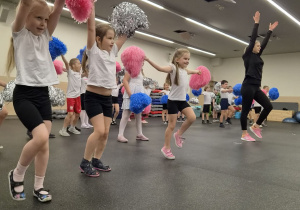dzieci tańcza zumbe z pomponami