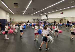 dzieci tańcza zumbe z pomponami