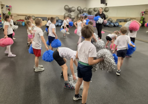 dzieci tańcza zumbe z pomponami