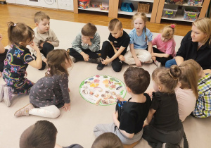 Dzieci wykonują ćwiczenia