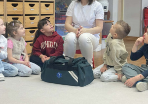 Pani Dominika rozmawia z dziećmi