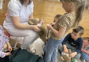 Zuzia nakleja misiowi plaster