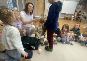 Pani pielęgniarka sprawdza temperaturę misiowi