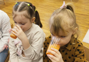 Dzieci próbują sok