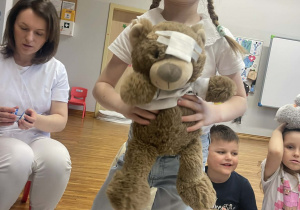 Zuzia pokazuje misia z opatrunkiem na oku