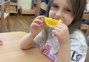 Tosia je pomarańcza