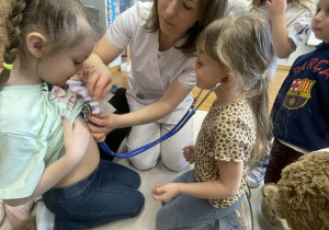 Dziewczynki osłuchują się stetoskopem