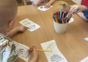 Dzieci kolorują produkty do piramidy