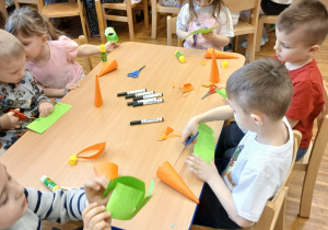 Dzieci tworzą pracę plastyczną