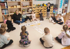 Dzieci rozmawijają o zdrowiu z Panią Eweliną