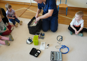 lekarz pokazuje akcesoria medyczne