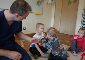 chłopiec ogląda gardło kolegi