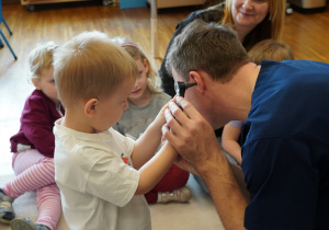 chłopiec ogląda ucho lekarza