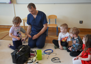 lekarz mierzy dziewczynce ciśnienie