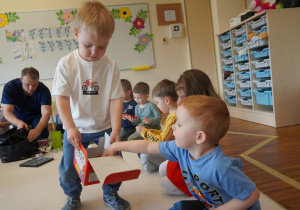 chłopiec rozdaje dzieciom lizaki