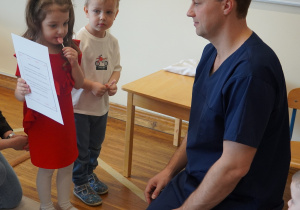 dzieci wręczają lekarzowi laurkę