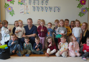 wspólne zdjęcie dzieci, pań i lekarza