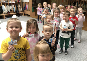 dzieci idą do biblioteki