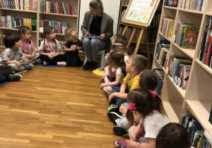 dzieci słuchają pani