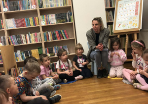 dzieci słuchają pani