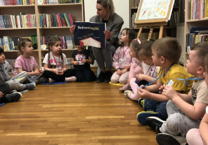 dzieci słuchają pani