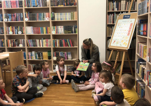 dzieci słuchają pani