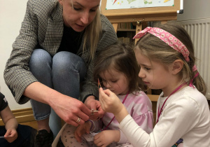 pani daje dzieciom naklejki