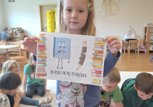 dziewczynka trzyma kartkę