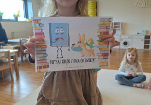 dziewczynka trzyma kartkę