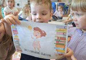 dziecko trzyma kartkę