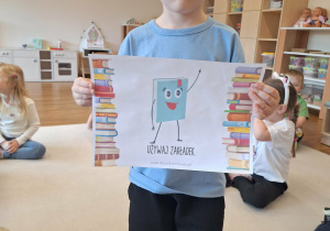 dziecko trzyma kartkę