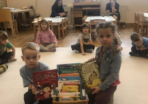 dzieci prezentują książki