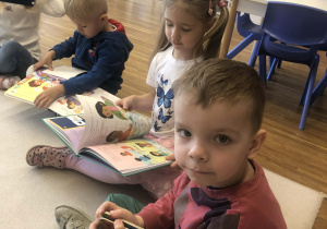 dzieci oglądają swoje książki