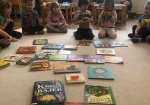 dzieci oglądają swoje książki