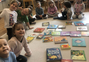 dzieci oglądają swoje książki