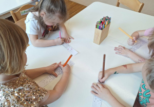 dzieci kolorują zakładki do książki