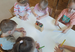 dzieci kolorują zakładki do książki