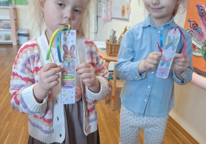 dzieci prezentują zakładki do książki