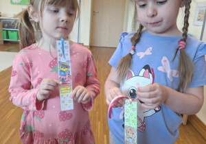 dzieci prezentują zakładki do książki