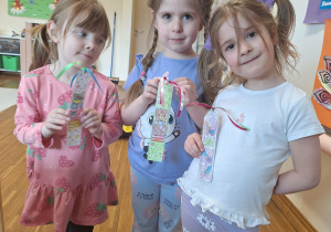dzieci prezentują zakładki do książki