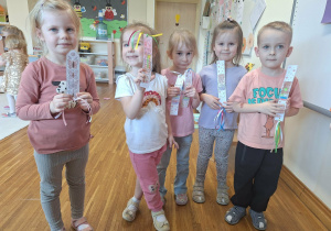 dzieci prezentują zakładki do książki