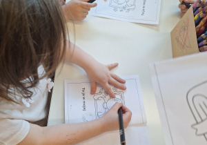 dzieci twórzą książkę