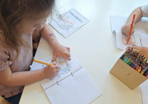 dzieci twórzą książkę