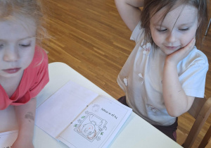 dzieci twórzą książkę