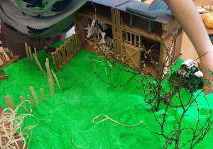 Dzieci tworzą makietę