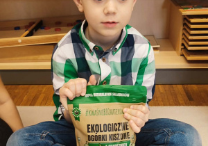 Bartuś trzyma ogórki ekologiczne