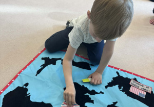 chłopiec przyczepia flagę Wielkiej Brytanii na macie